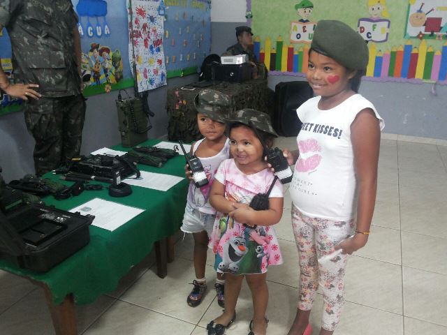 Crianças sendo atendidas pelo Exército