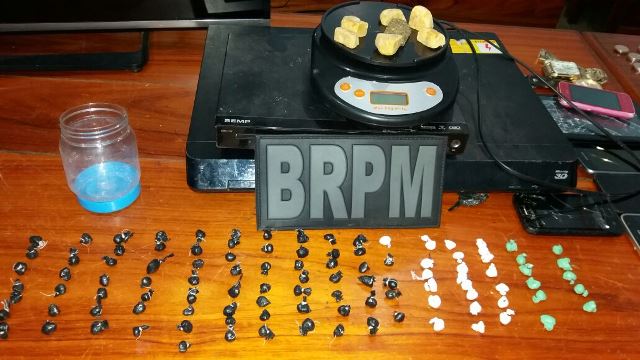 Com apoio do Canil do Bope, BRPM apreende 114 porções e várias pedras de crack. Fotos: Olho de Boto