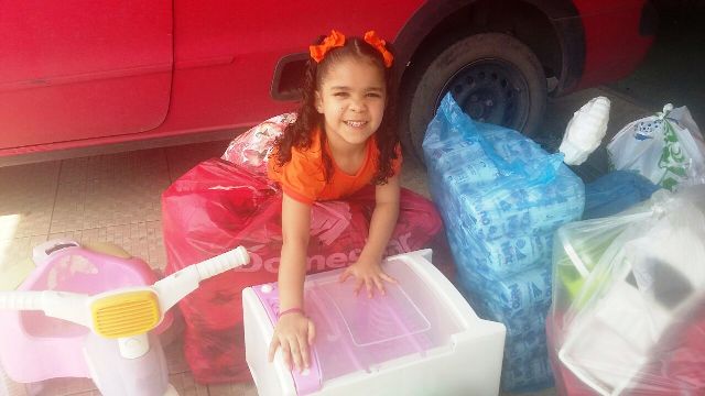 Aniversariante de 5 anos entrega presentes para crianças em abrigo