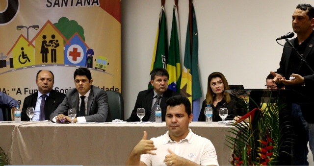 Santana discute problemas do município em Conferência