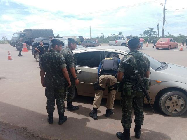 Soldados do Exército treinam operações em rodovias