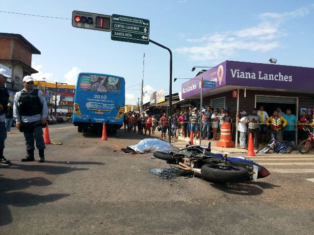 Motociclista tem cabeça esmagada em colisão com ônibus
