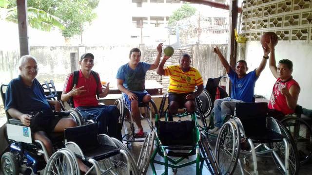 Associação pede ajuda para reformar e doar cadeiras de rodas