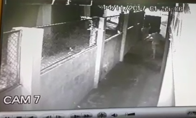 VÍDEO mostra bando pulando muro de escola para furtar sabão