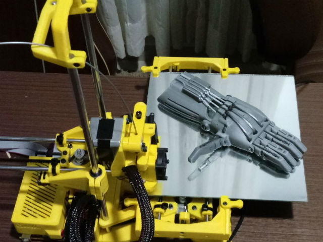 Professor de designer cria projeto de próteses em impressora 3D para doação
