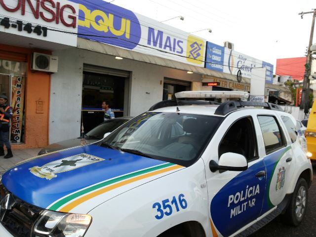 Bandidos surpreendem funcionários de loja a caminho do banco