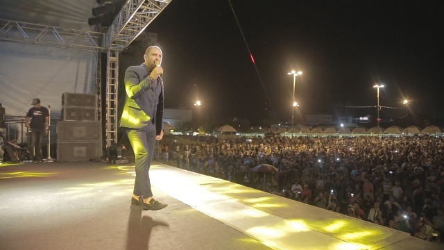 VÍDEO: Diogo Nogueira abre réveillon e Virada com multidão de fãs