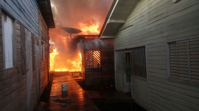 Incêndio destrói mais de dez casas no Beirol