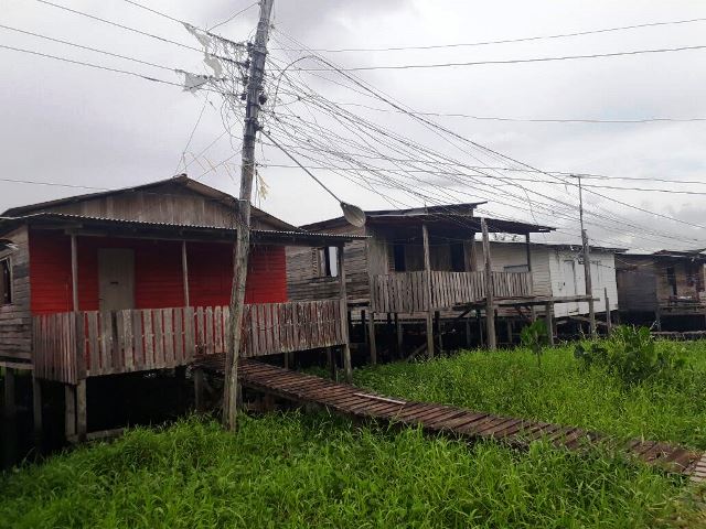 Postes ameaçam cair em área de ponte no Novo Buritizal