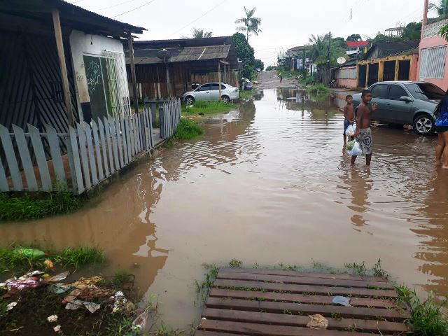 Alagamentos pós chuvas impedem moradores de sair de casa no Buritizal