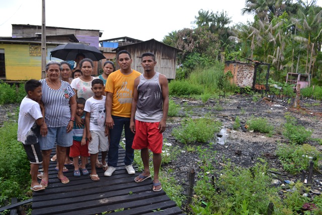 Famílias que perderam casas em incêndio querem retornar ao Beirol