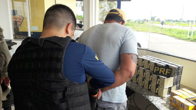 Dois são presos com munição contrabandeada e cocaína