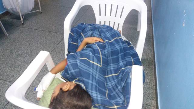 Foto de criança em leito improvisado com cadeiras no PAI repercute na web