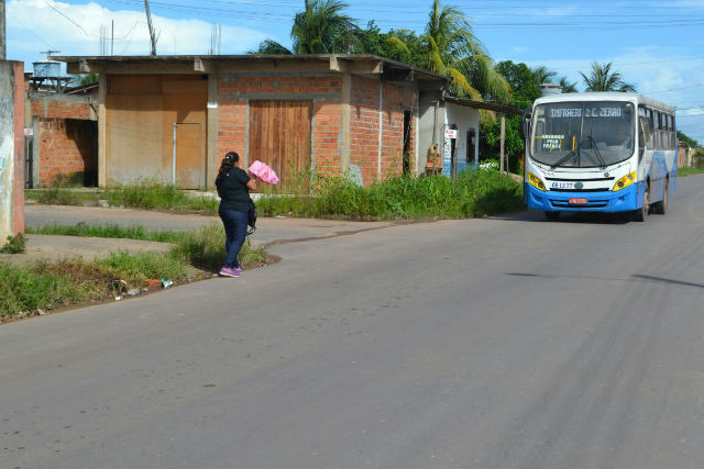 Moradores reclamam de falta de pontos de ônibus e sinalização