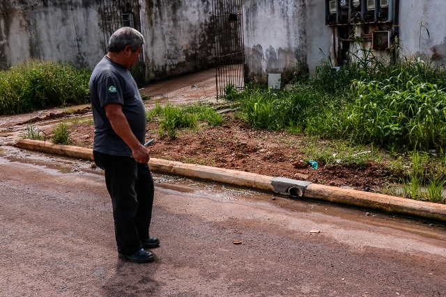 Morador é autuado em R$ 2,5 mil por despejar água de casa na rua