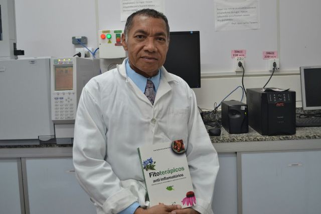 Pesquisador lança livro sobre medicamentos à base de plantas
