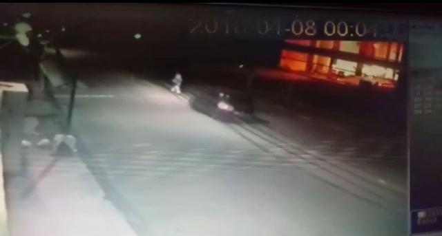 Vídeo mostra carro atropelando catador de latinhas