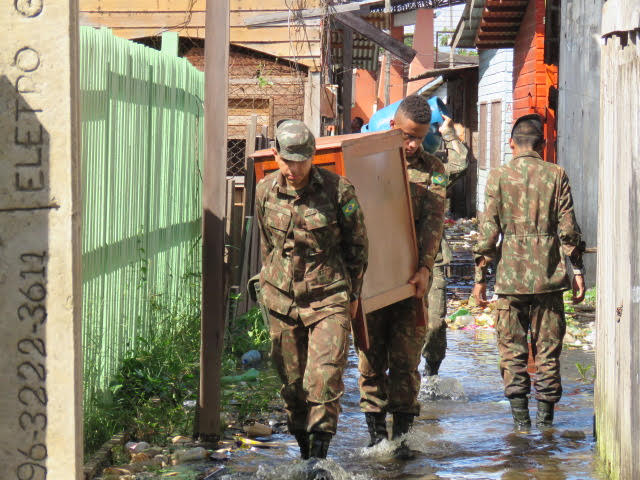 Exército envia 40 homens para ajudar moradores de Laranjal do Jari
