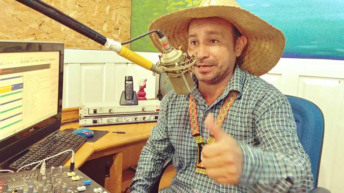 Em Oiapoque, radialista faz sucesso com personagem ribeirinho