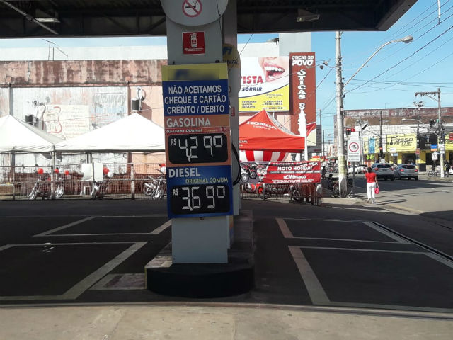 Procon fiscaliza postos para garantir redução no preço do diesel