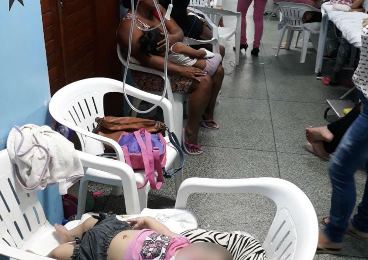 Foto de crianças em leitos improvisados com cadeiras revolta internautas