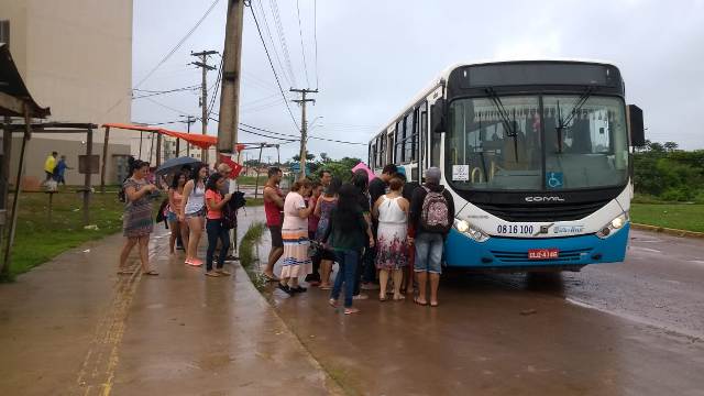 Buracos em ruas impedem conclusão de itinerário de ônibus no Macapaba