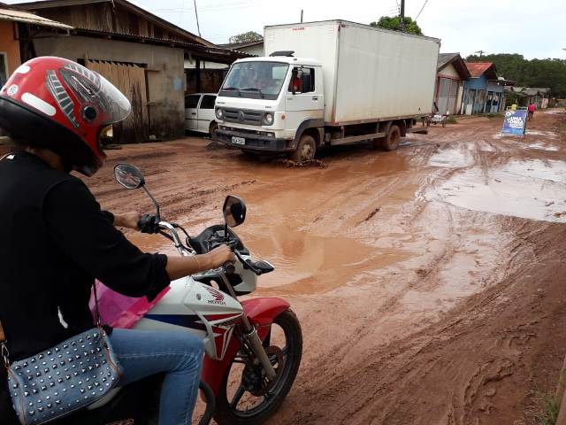 Os prejuízos de quem convive com lama e buracos nas ruas de Santana