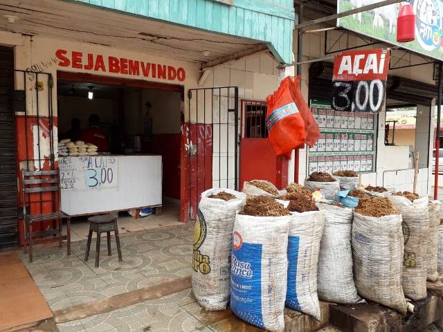 Com alta safra, litro do açaí é vendido a R$ 3 em bairro de Macapá