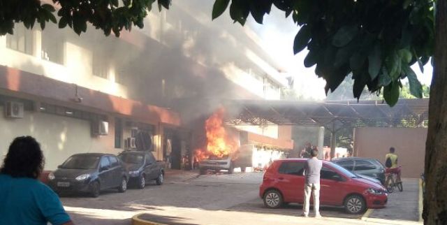 Ambulância pega fogo em frente ao Hcal