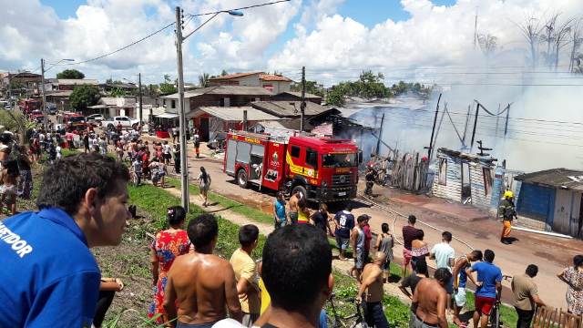 Incêndio destrói 4 casas na zona sul de Macapá