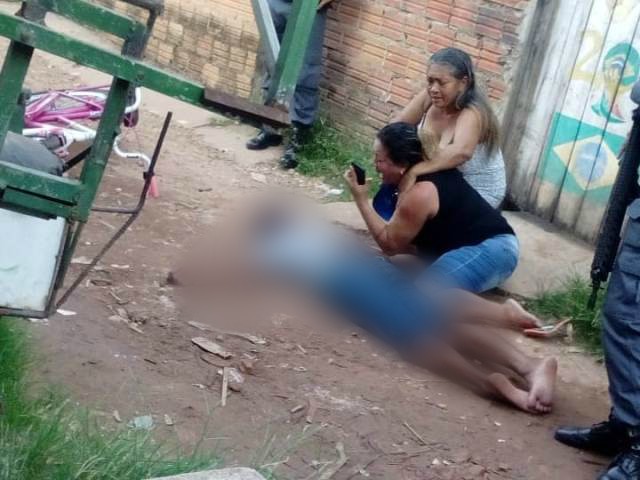 Vídeo mostra desespero de mãe após execução de filho de 15 anos