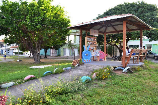 Em praça de Macapá, moradores criam canto de leitura