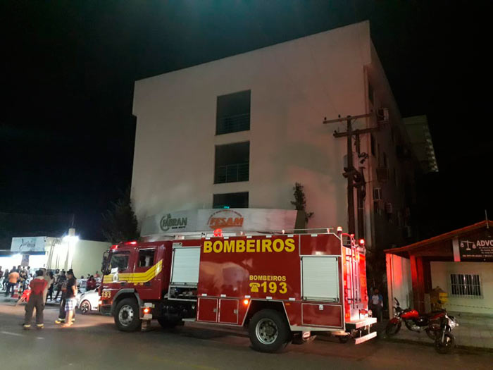 Bombeiros checam prédios de Macapá após terremoto