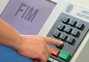 Câmara aprova PEC que adia eleições