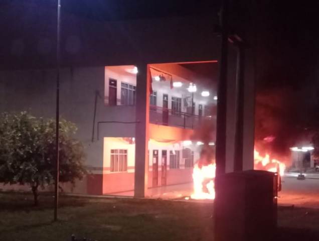 Veículo pega fogo e chamas atingem frente de escola; ASSISTA