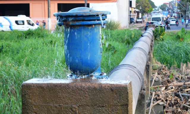 Adutora danificada desperdiça água há quatro meses