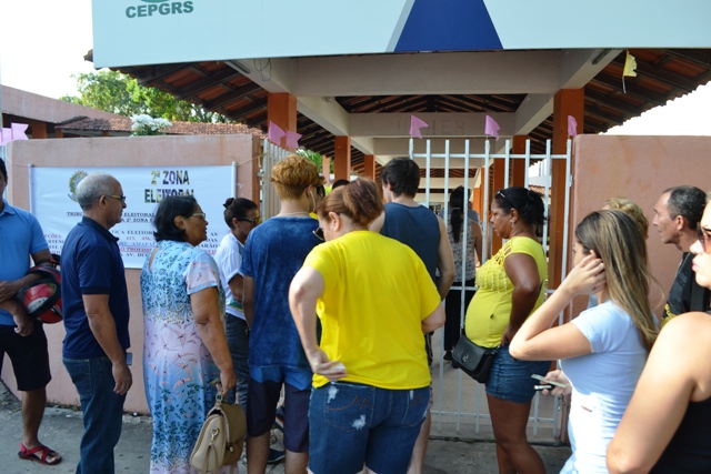 Eleitores chegam cedo às seções eleitorais em Macapá