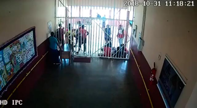 VÍDEO mostra assalto a alunos dentro de escola