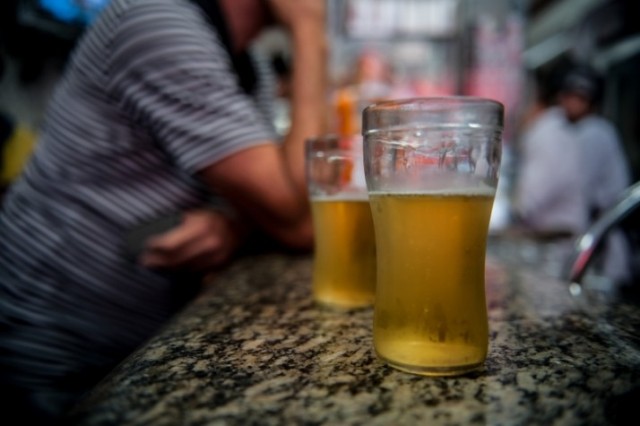 Álcool e cigarro são fatores de risco para covid, alerta pesquisador