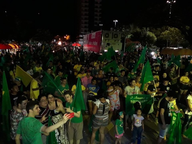 Em Macapá, eleitores de Bolsonaro comemoram na Praça do Barão