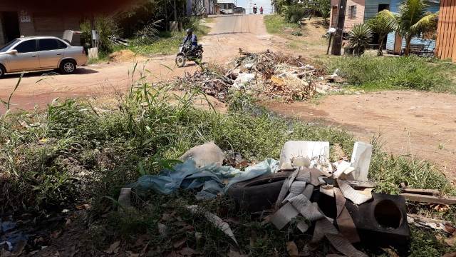 Moradores reclamam de lixo despejado há 4 meses em via