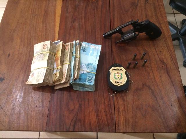 Bandido rouba R$ 30 mil ao lado de delegacia e é preso