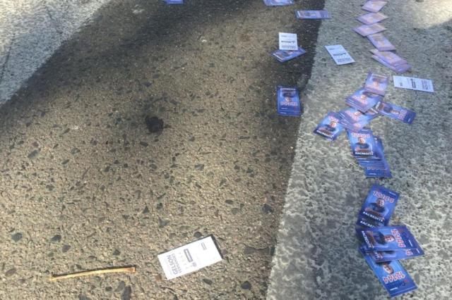 Santinhos no chão podem gerar multa de R$ 8 mil para candidatos