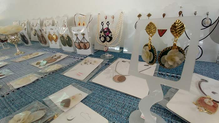 Mulheres do Ambrósio buscam transformação social aprendendo fabricação de semi-jóias