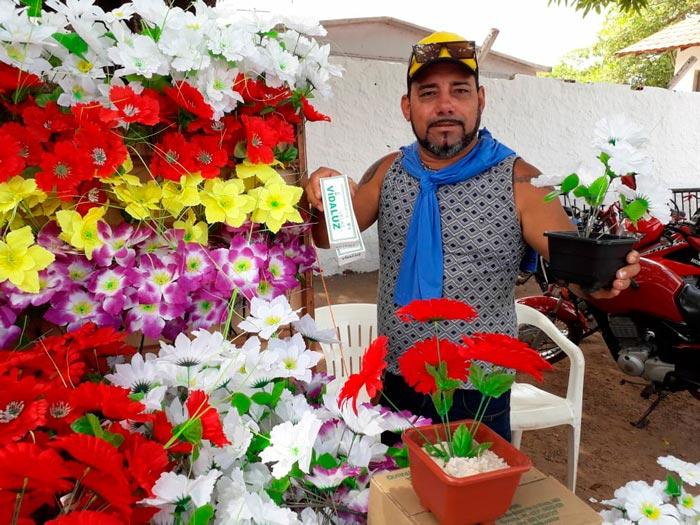 Nos cemitérios, ambulantes vendem de flores à refeições