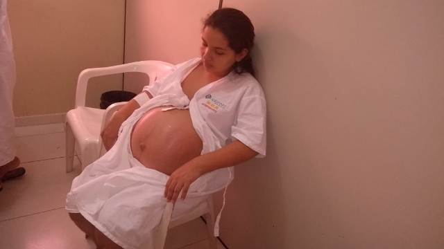 Em cadeira, grávida teme perder trigêmeos por falta de leito na UTI