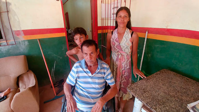 “Um dia de cada vez”, diz mulher abandonada com 7 filhos que ajuda aposentado sem as pernas