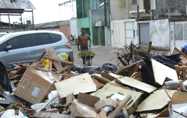 VÍDEO: moradores são flagrados jogando lixo na orla de Macapá
