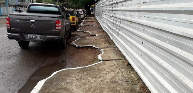 Em Macapá, população questiona pintura em calçada quebrada