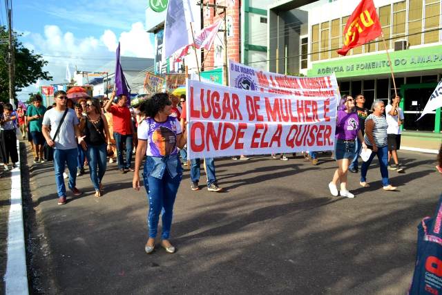 Em Macapá, manifestantes lembram casos de violência contra a mulher